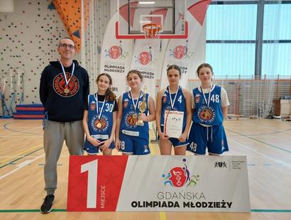 Podwójne złoto dla koszykarek Szkoły Podstawowej nr 6 